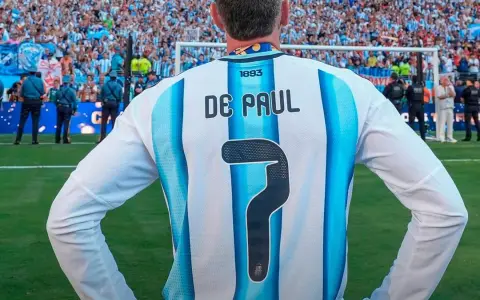 Rodrigo De Paul, de espaldas al festejo de España y de frente a los hinchas argentinos en Nueva Jersey.