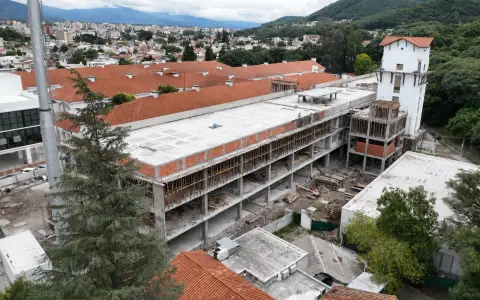 La ampliación del Hospital San Bernardo debía concluir en julio de 2025, pero la entrega fue trasladada hasta febrero de 2027.