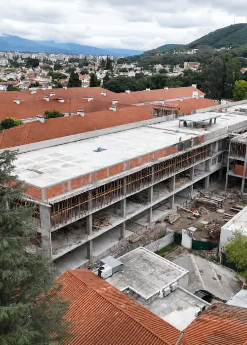 La ampliación del Hospital San Bernardo debía concluir en julio de 2025, pero la entrega fue trasladada hasta febrero de 2027.