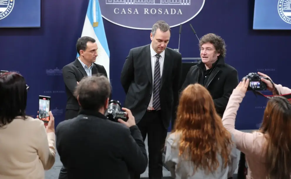 Javier Lanari junto a Manuel Adorni y Javier Milei
