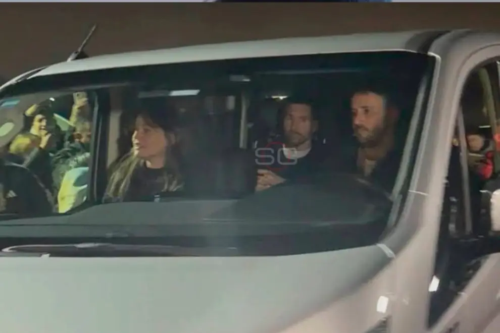 MESSI LLEGÓ a ROSARIO y fue recibido por HINCHAS ARGENTINOS