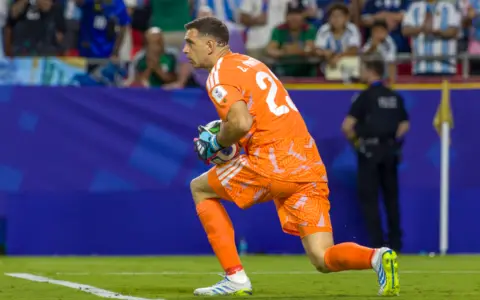 Dibu Martínez deslizó la posibilidad de retirarse de la Selección tras el mundial