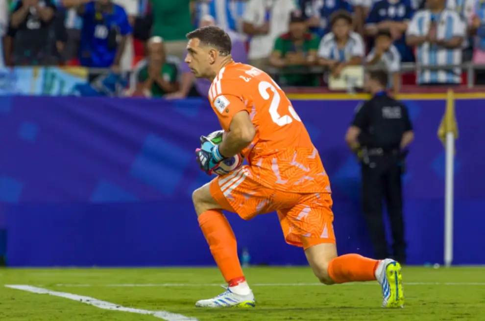 Dibu Martínez deslizó la posibilidad de retirarse de la Selección tras el mundial