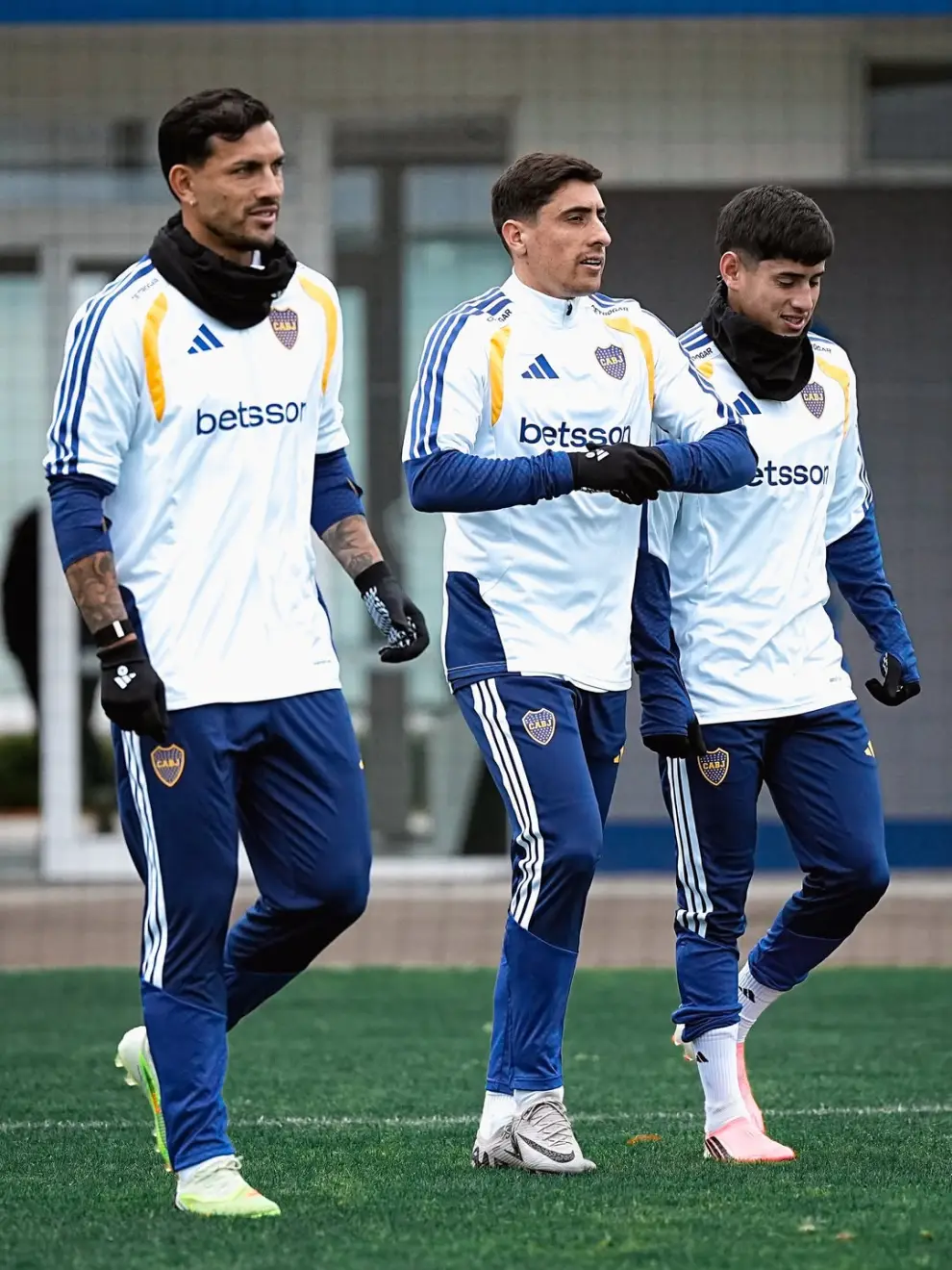 Paredes junto a Merentiel y Aranda en el campo de juego.