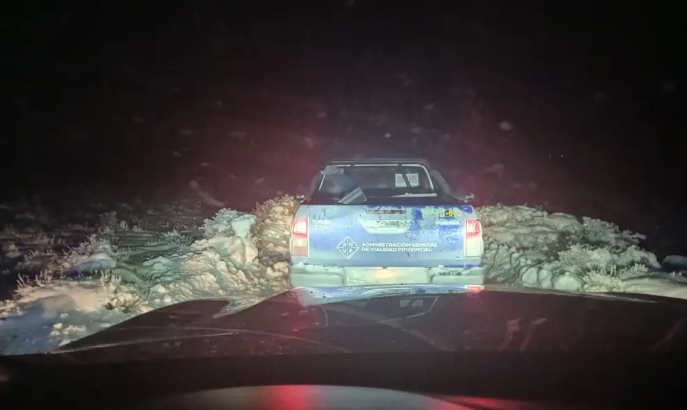 Momento en que rescatan a la pareja en medio de temperaturas extremas en Santa Cruz.