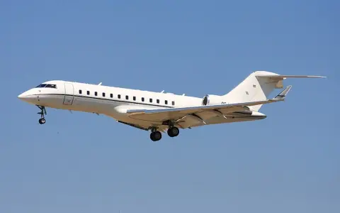 El capitán de la Selección aterrizó en Rosario a bordo de un Bombardier Global 6000.