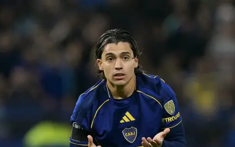 Exequiel Zeballos busca asegurar su salida a Italia en este mercado de pases.