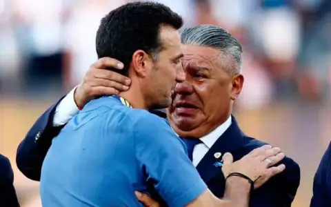 Claudio Tapia con De Paul y Messi