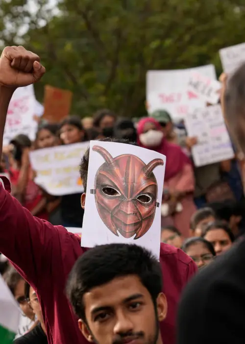 Un manifestante con una careta de una cucaracha, este lunes en la ciudad india de Bangalore.
Aijaz Rahi 
