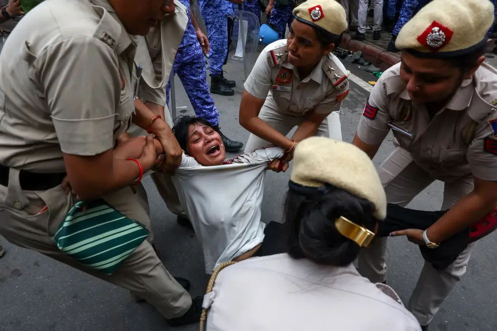 Una manifestante es arrastrada por agentes de policía en la protesta en Nueva Delhi este lunes.