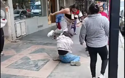 La agresión fue captada por las cámaras de varios medios que estuvieron presentes en el lugar.