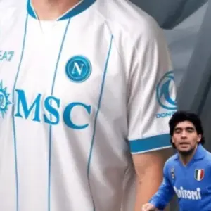 Video: Con guiños a la Argentina, el Nápoli presentó su nueva camiseta