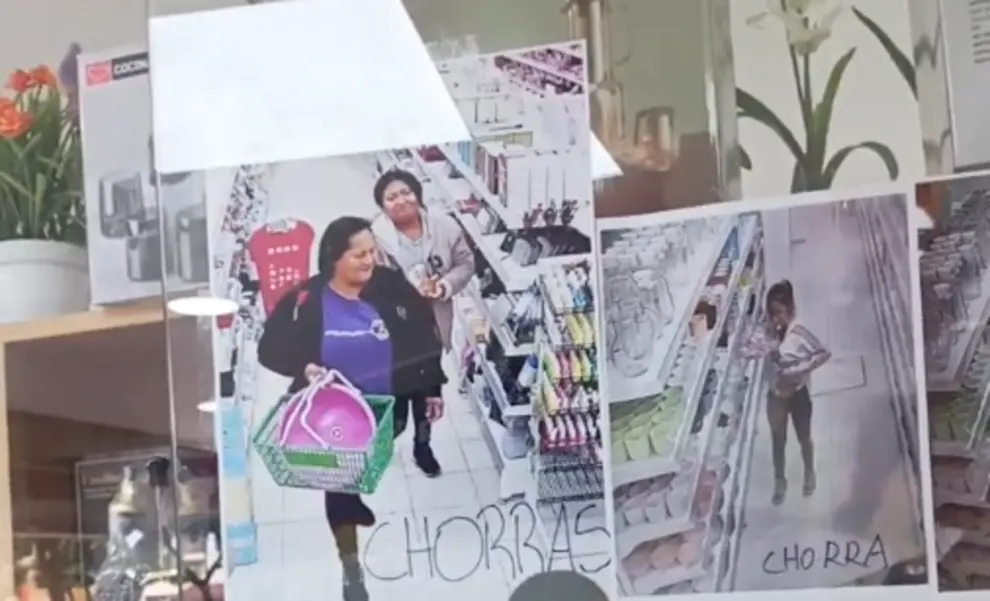 La foto de las mecheras en la puerta de la regalería