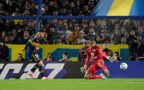 Gran definición de Merentiel para marcar el único gol del partido.