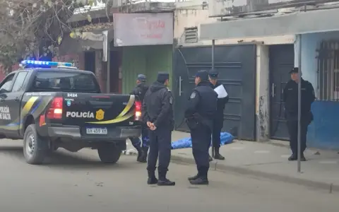 El cuerpo del hombre hallado en Orán custodiado por la policía.