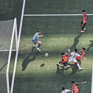 Estuvo a centímetros de mandar a Argentina a los penales en la final contra España y fue recibido como un héroe en su ciudad natal