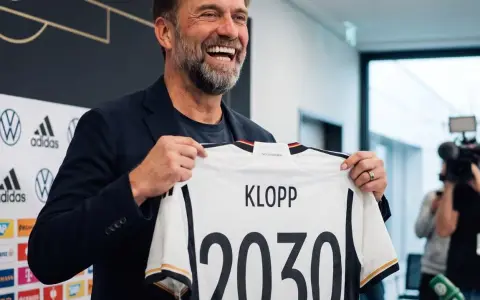 Jürgen Klopp, nuevo DT de Alemania, asumió con los tapones de punta.