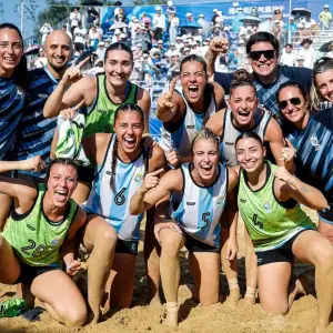 No todo es fútbol en tiempos post Mundial: Argentina gritó campeón del mundo en beach handball femenino y escribió una página inolvidable