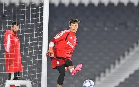 Santiago Beltrán, el arquero que toma la posta de Franco Armani en River tras el retiro del ídolo.