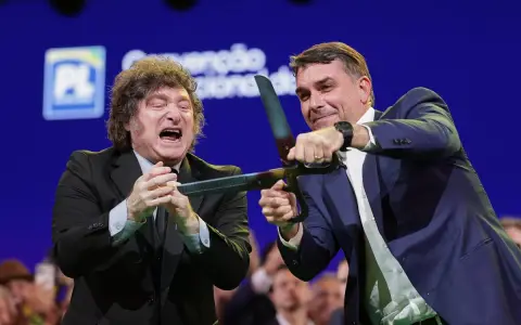 Javier Milei y Flávio Bolsonaro en la convención del Partido Liberal en San Pablo. 