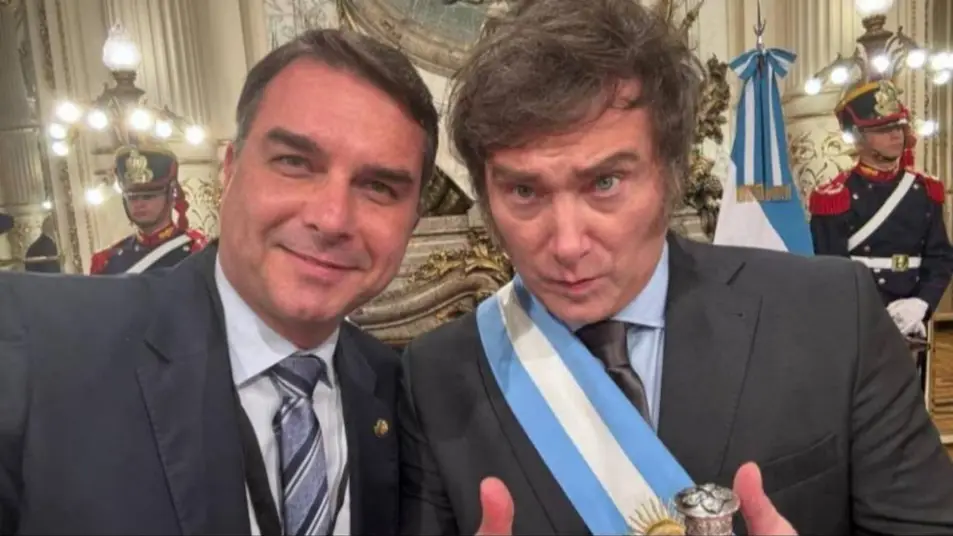 Javier Milei y Flávio Bolsonaro en San Pablo.