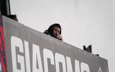 Lionel Messi viendo desde un humilde palco improvisado al equipo de su familia en Rosario.