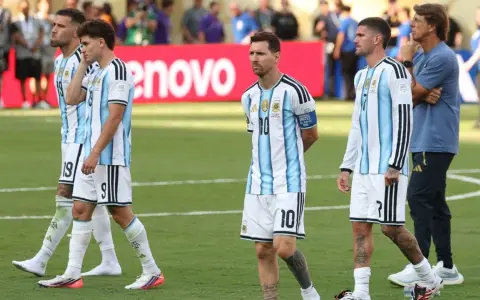 Lionel Messi junto a Rodrigo De Paul, Julián Álvarez y Nicolás Otamendi tras perder la final con España.