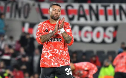 Nicolás Otamendi recibe el reconocimiento del estadio Monumental.
