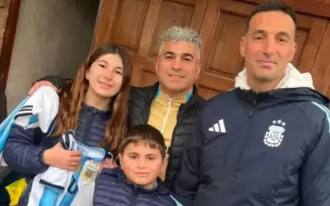 El pequeño Franco, su familia y su ídolo Lionel Scaloni.