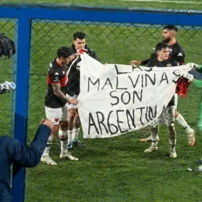 La bandera exhibida por Tigre tras golear a Nacional en Montevideo por la Copa Sudamericana.