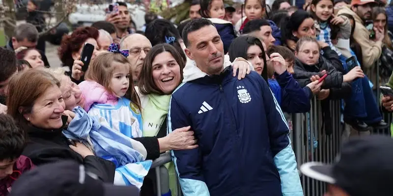 Lionel Scaloni junto a vecinos en Pujato