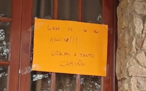 El cartel en la puerta de la casa de los padres de Scaloni