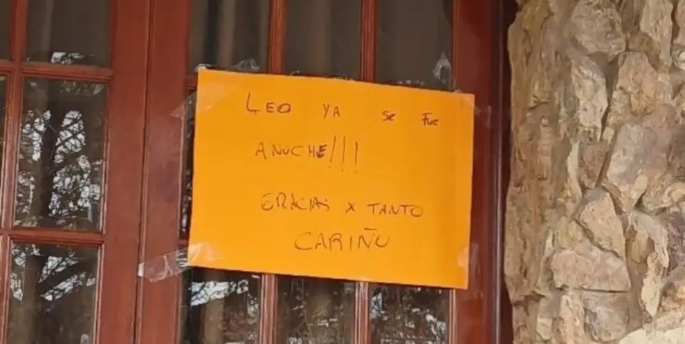 El cartel en la puerta de la casa de los padres de Scaloni