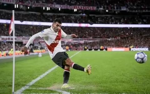 El campo de juego del Monumental evidenció malas condiciones en la derrota del millo ante Barracas, como se observa en esta acción de Ángel Correa.