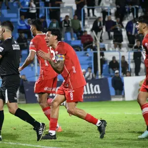 La noche de furia de Enzo Pérez en Salta ante Gimnasia: lo expulsaron, casi se va a las manos y le hizo un escandaloso gesto de "robo" al árbitro
