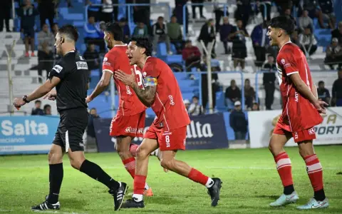 Enzo Pérez sacado con el árbitro Monsón Brizuela en su noche de furia en el Gigante del Norte.