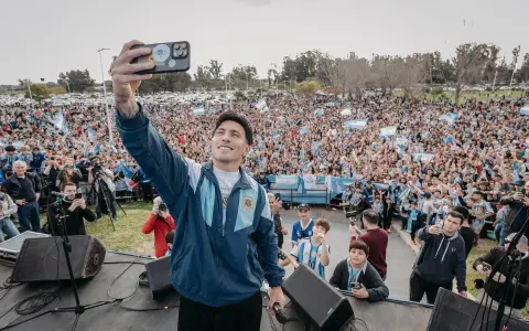 Multitudinario recibimiento y homenaje a Lisandro Martínez en su ciudad natal.