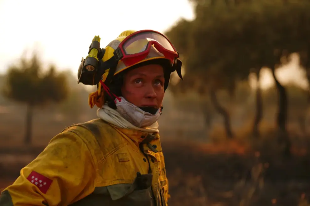 Bomberos combaten un incendio forestal en San Martín de Valdeiglesias, al oeste de Madrid, España, el domingo 26 de julio de 2026. 