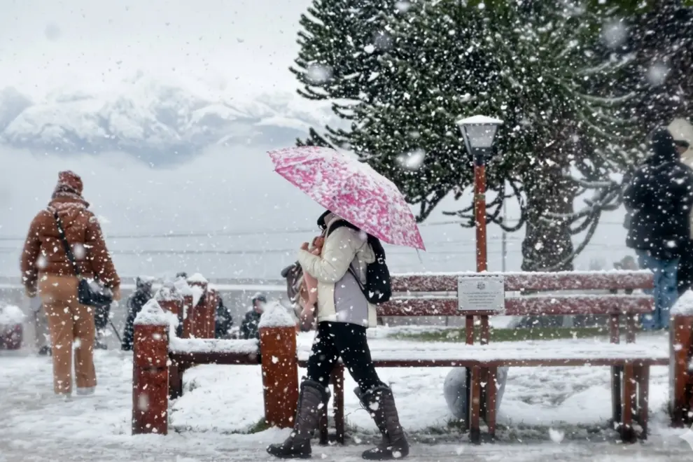 Suspenden clases y declaran la&nbsp;emergencia climática en Bariloche por las intensas nevadas 