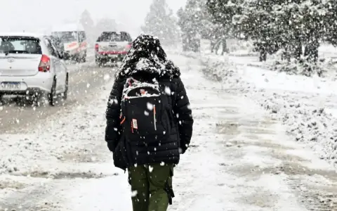 Suspenden clases y declaran la emergencia climática en Bariloche por las intensas nevadas 