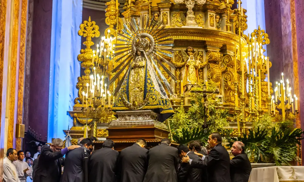 Entronización de las imágenes del milagro 