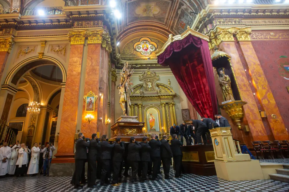 Entronización de las imágenes del milagro 