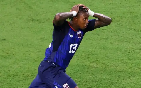 Sidny Lopes Cabral no podía creer lo que había hecho tras imponer el 2 a 2 parcial contra Argentina con su golazo.