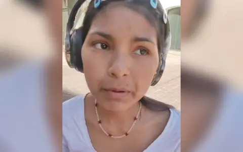 La joven Erika segundos antes de desvanecerse en la peatonal Alberdi.