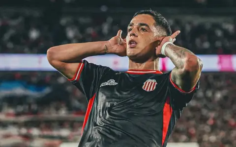 Gonzalo "Toro" Morales hace el "topo gigio" tras hacerle el gol a River el pasado sábado en el Monumental.
