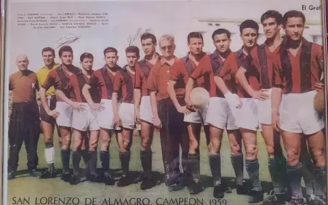 El cuadro del Ciclón campeón en 1959, foto que se publico en El Gráfico.