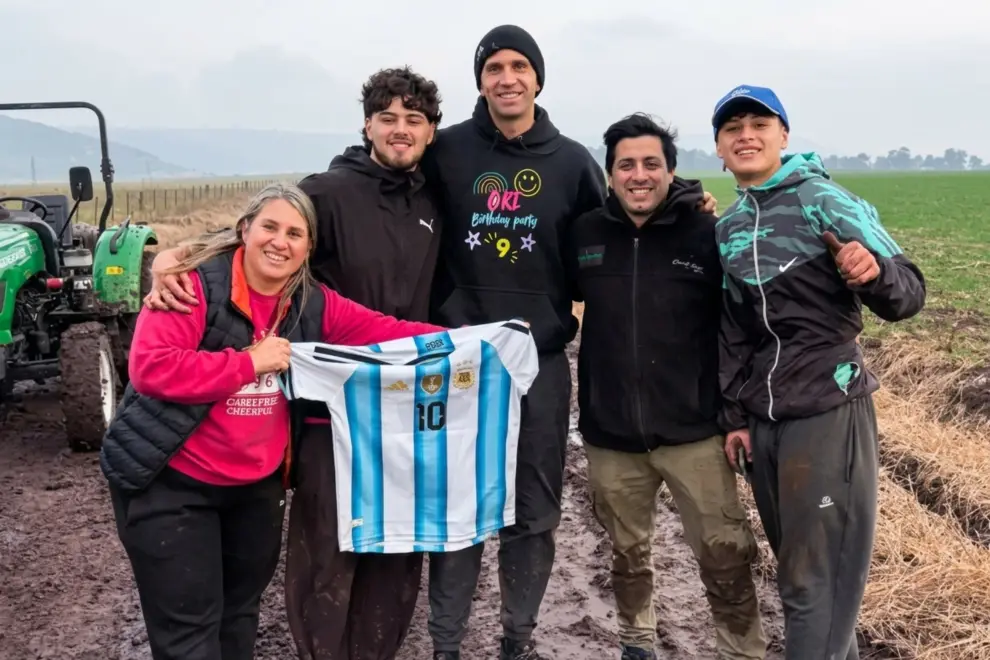 Dibu Martínez quedó varado en un camino de barro&nbsp;y&nbsp;los vecinos que lo ayudaron