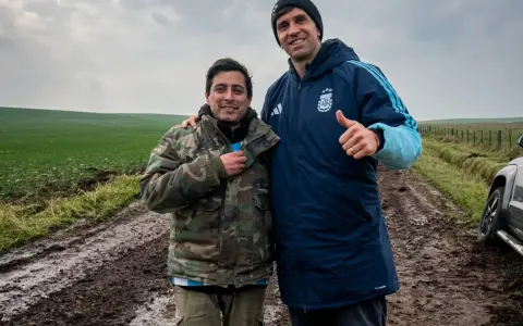 Dibu Martínez quedó varado en un camino de barro y los vecinos que lo ayudaron